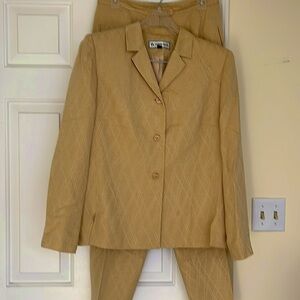 Travis Ayer’s Women’s 2-piece dressy pantsuit